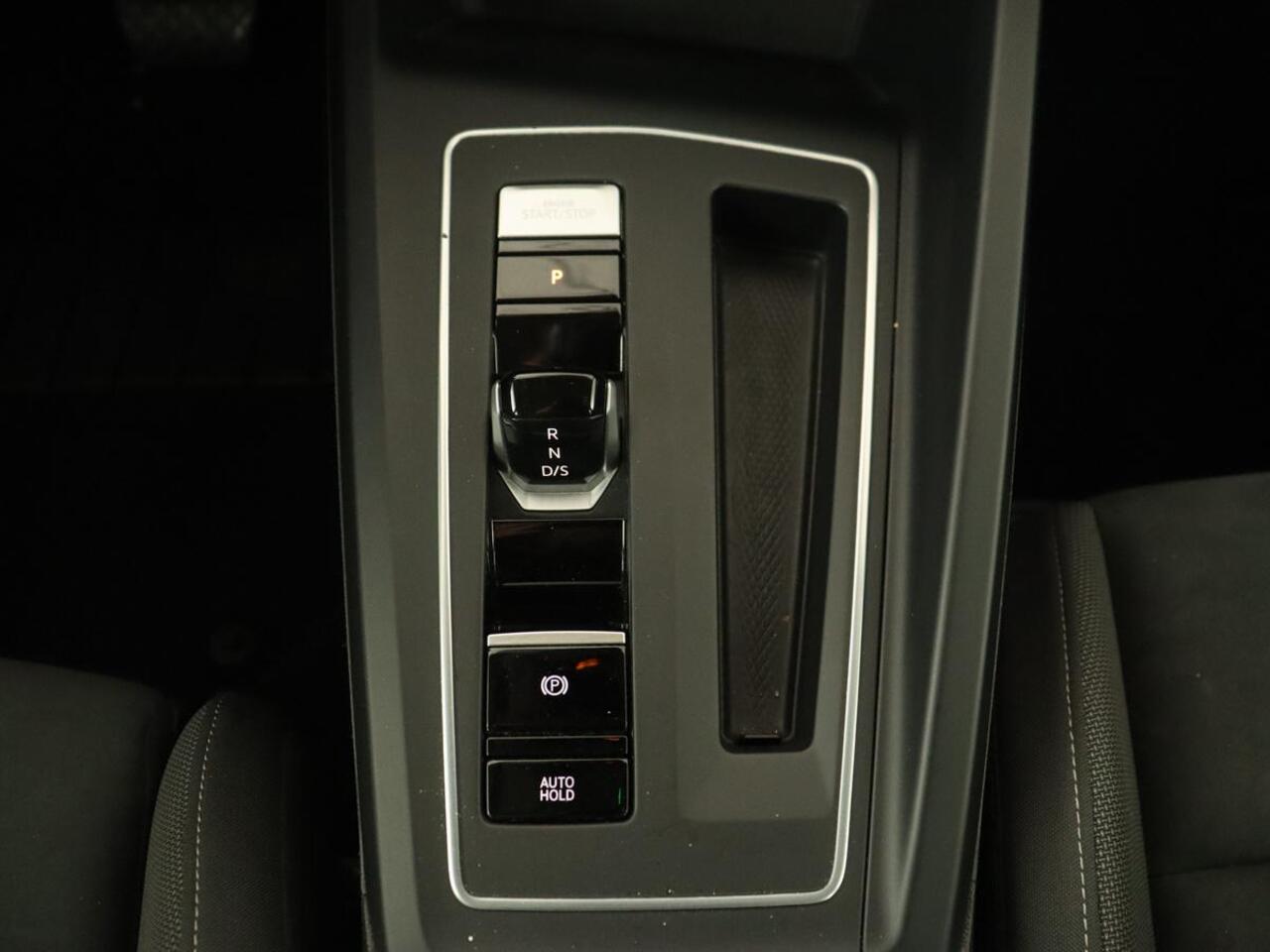 Volkswagen GOLF 1.5 eTSI Life | Stoelverwarming | Carplay | Massage | Adaptive cruise | Navigatie | Sfeerverlichting | Parkeerhulp | Full LED | Memory