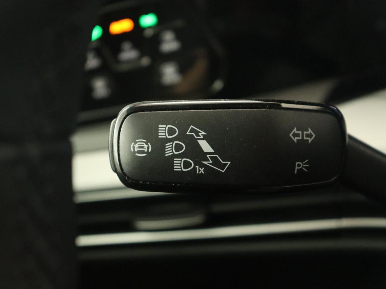 Volkswagen GOLF 1.5 eTSI Life | Stoelverwarming | Carplay | Massage | Adaptive cruise | Navigatie | Sfeerverlichting | Parkeerhulp | Full LED | Memory