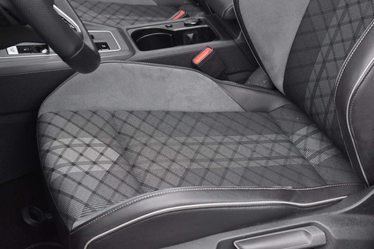 Volkswagen GOLF 1.5 eTSI Variant 3x R Line Pano Keyless Lane Camera Trekhaak