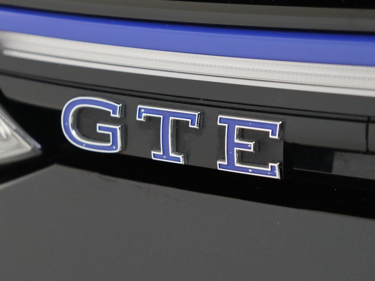 Volkswagen GOLF 1.4 eHybrid GTE | Achteruitrijcamera | 3-zone airco | Adaptieve cruise control | LED Plus verlichting | Stoel- en stuurwielverwarming | CarPlay | Navigatie |