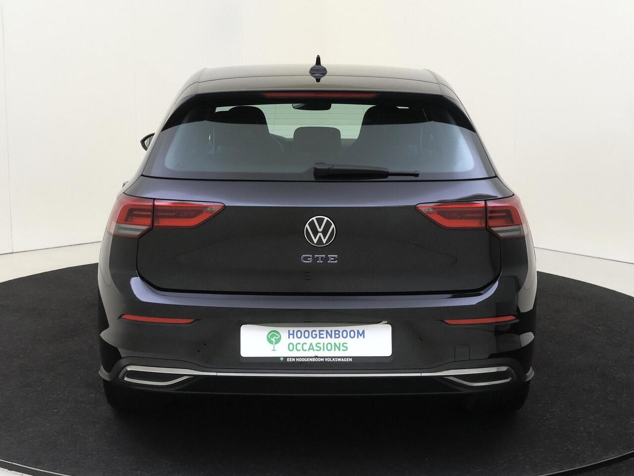 Volkswagen GOLF 1.4 eHybrid GTE | Achteruitrijcamera | 3-zone airco | Adaptieve cruise control | LED Plus verlichting | Stoel- en stuurwielverwarming | CarPlay | Navigatie |