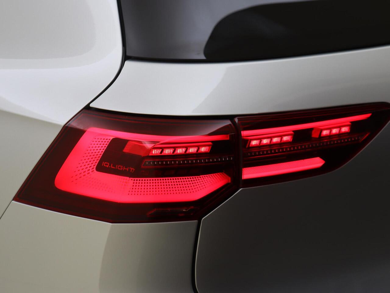 Volkswagen GOLF 1.4 eHybrid GTE | Trekhaak | Dodehoek detectie | Stoel- en stuurwielverwarming | Achteruitrijcamera | Adaptieve cruise control | CarPlay | Full LED verlichting | 3-zone airco |