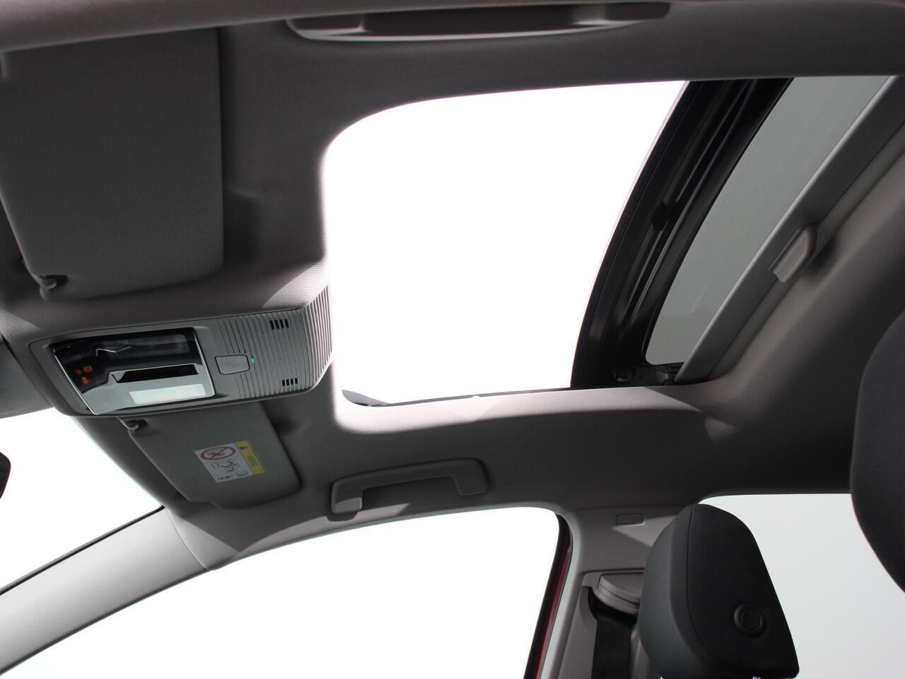 Volkswagen GOLF 1.0 eTSI 110pk DSG Active | Panorama dak | Navigatie | Climate Control | Adaptive Cruise Control | Virtual Cockpit | Stoelverwarming | Extra Getint Glas