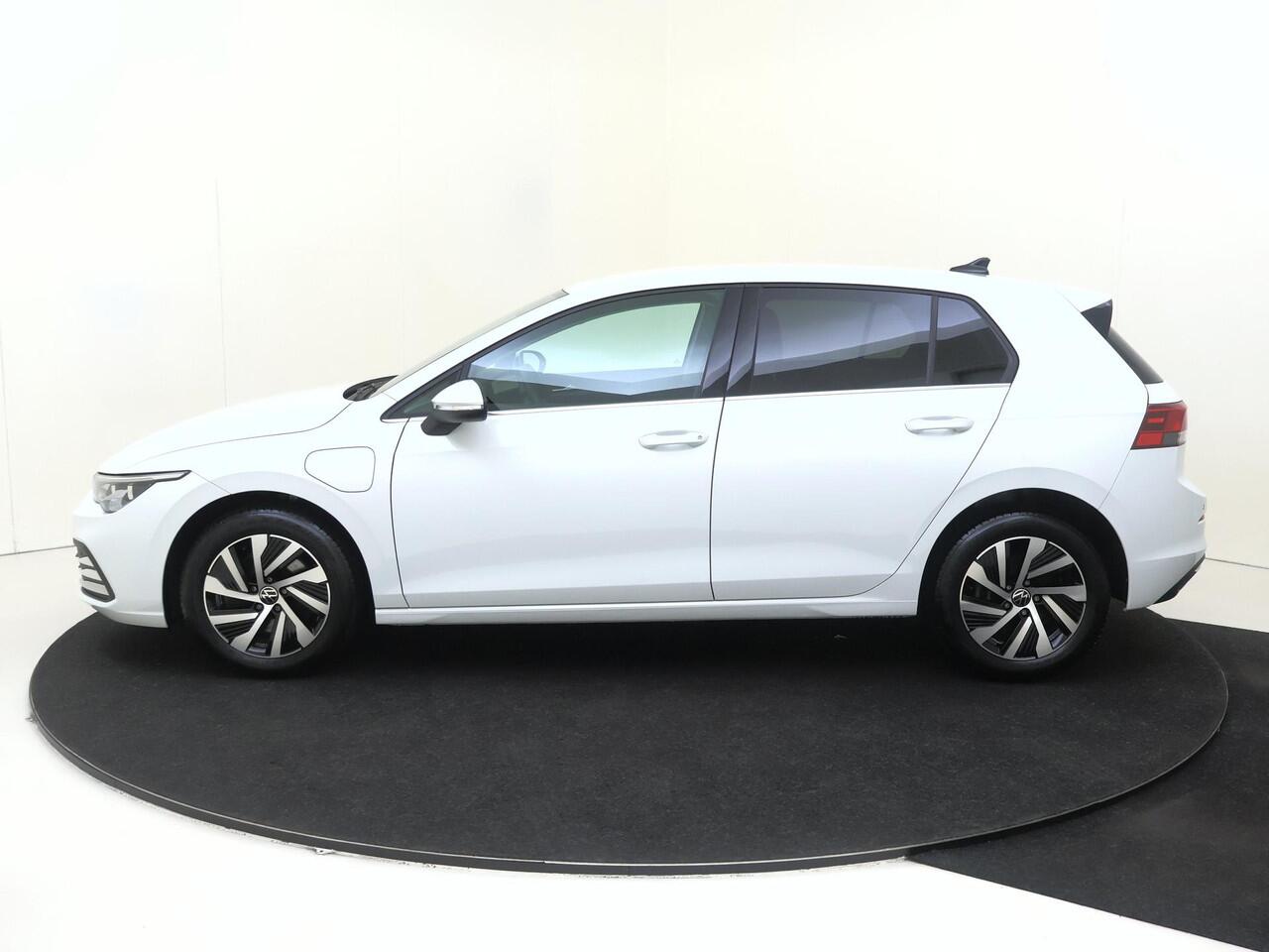 Volkswagen GOLF 1.4 eHybrid Style | SoH 97% | Navigatie | Adaptieve cruise control | Achteruitrijcamera | LED Plus verlichting | Stoel- en stuurwielverwarming | Dodehoek detectie | Elektrisch verstelbare besturing met geheugen |