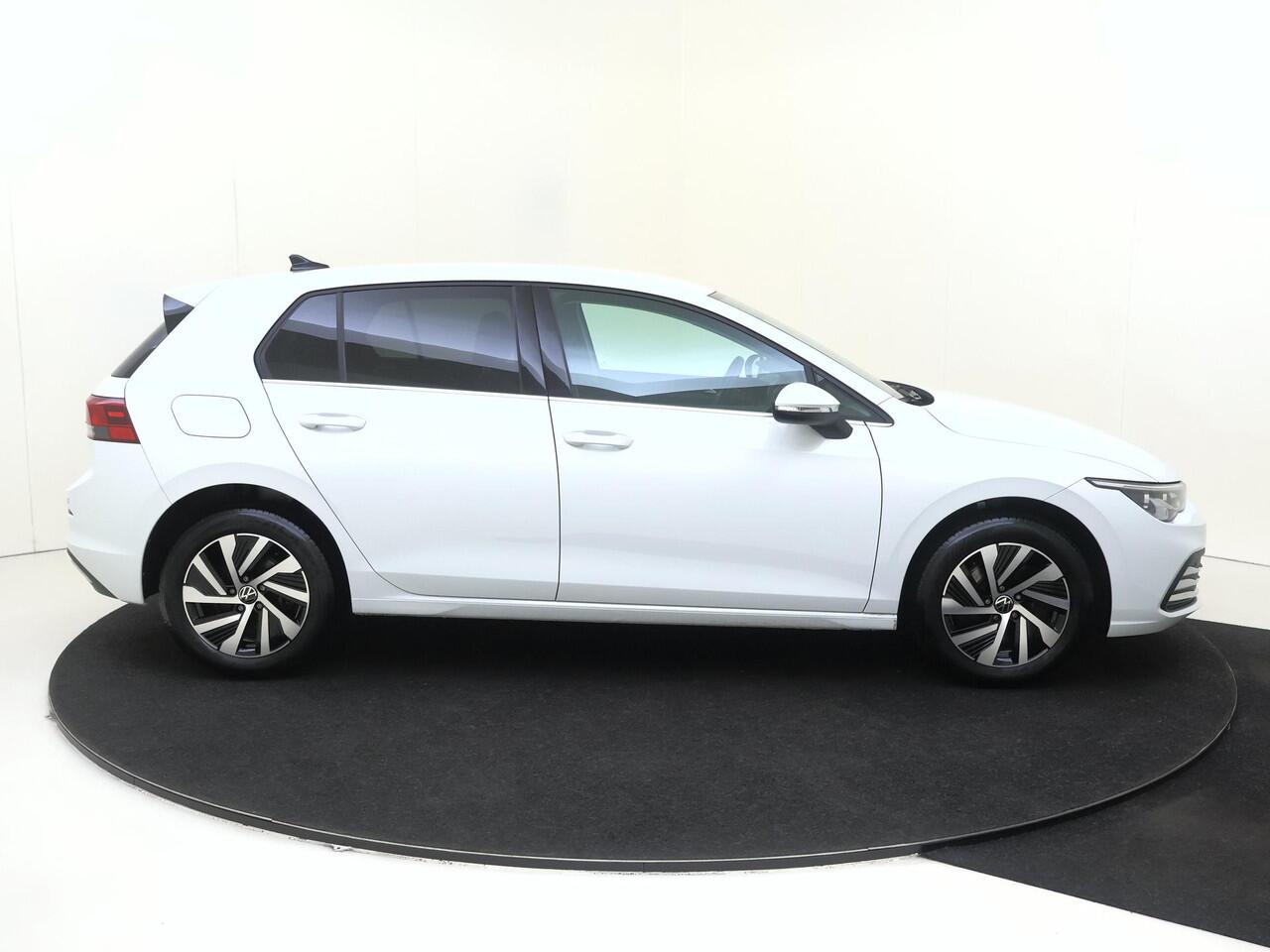 Volkswagen GOLF 1.4 eHybrid Style | SoH 97% | Navigatie | Adaptieve cruise control | Achteruitrijcamera | LED Plus verlichting | Stoel- en stuurwielverwarming | Dodehoek detectie | Elektrisch verstelbare besturing met geheugen |
