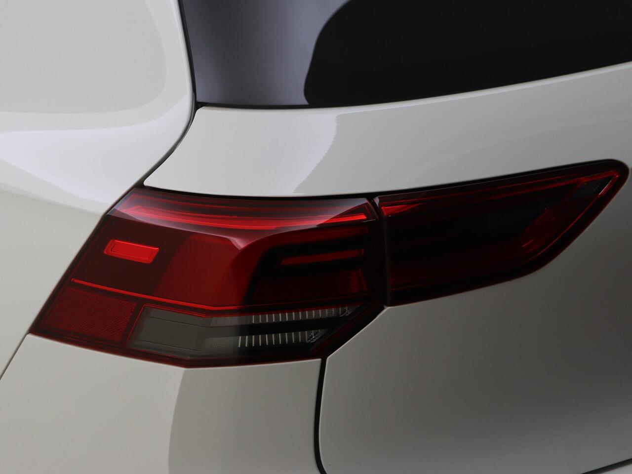 Volkswagen GOLF 1.4 eHybrid Style | SoH 97% | Navigatie | Adaptieve cruise control | Achteruitrijcamera | LED Plus verlichting | Stoel- en stuurwielverwarming | Dodehoek detectie | Elektrisch verstelbare besturing met geheugen |