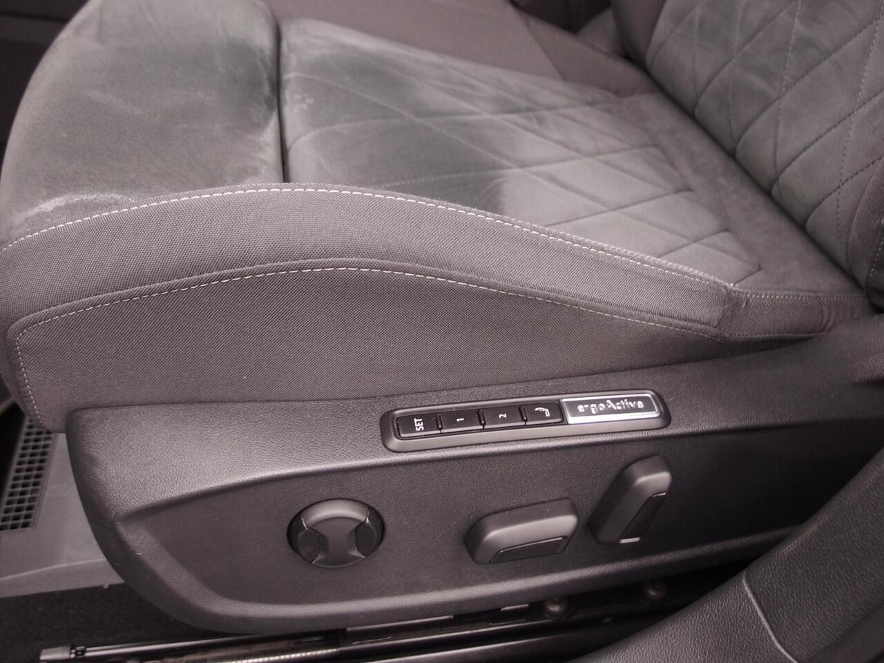 Volkswagen GOLF Variant 1.5 eTSI Life Business AUTOMAAT / TREKHAAK / FULL LED / CARPLAY / STOELVERW / STUURVERW / NAVI / ACC / NL-AUTO