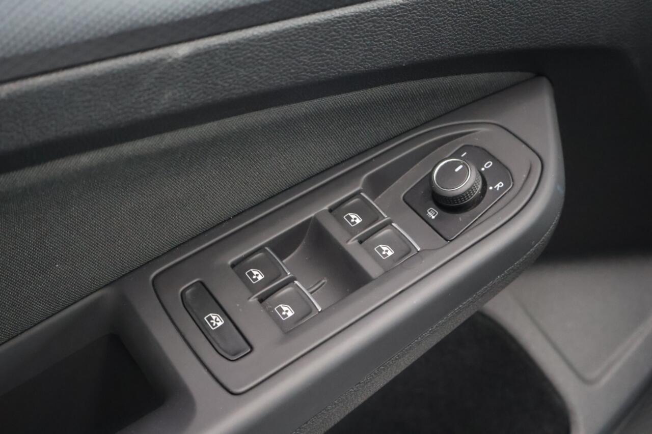 Volkswagen GOLF 1.5 eTSI Style Automaat | LED | Navigatie | Sfeerverlichting