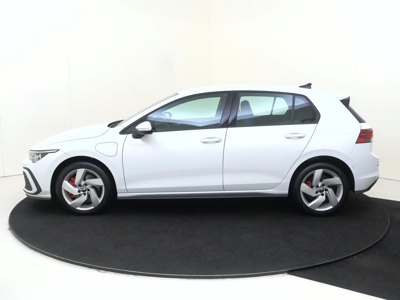 Volkswagen GOLF 1.4 eHybrid GTE | Head-up display | Parkeerassistent | Adaptieve cruise control | Dodehoek detectie | CarPlay | 3-zone airco | Parkeersensoren |