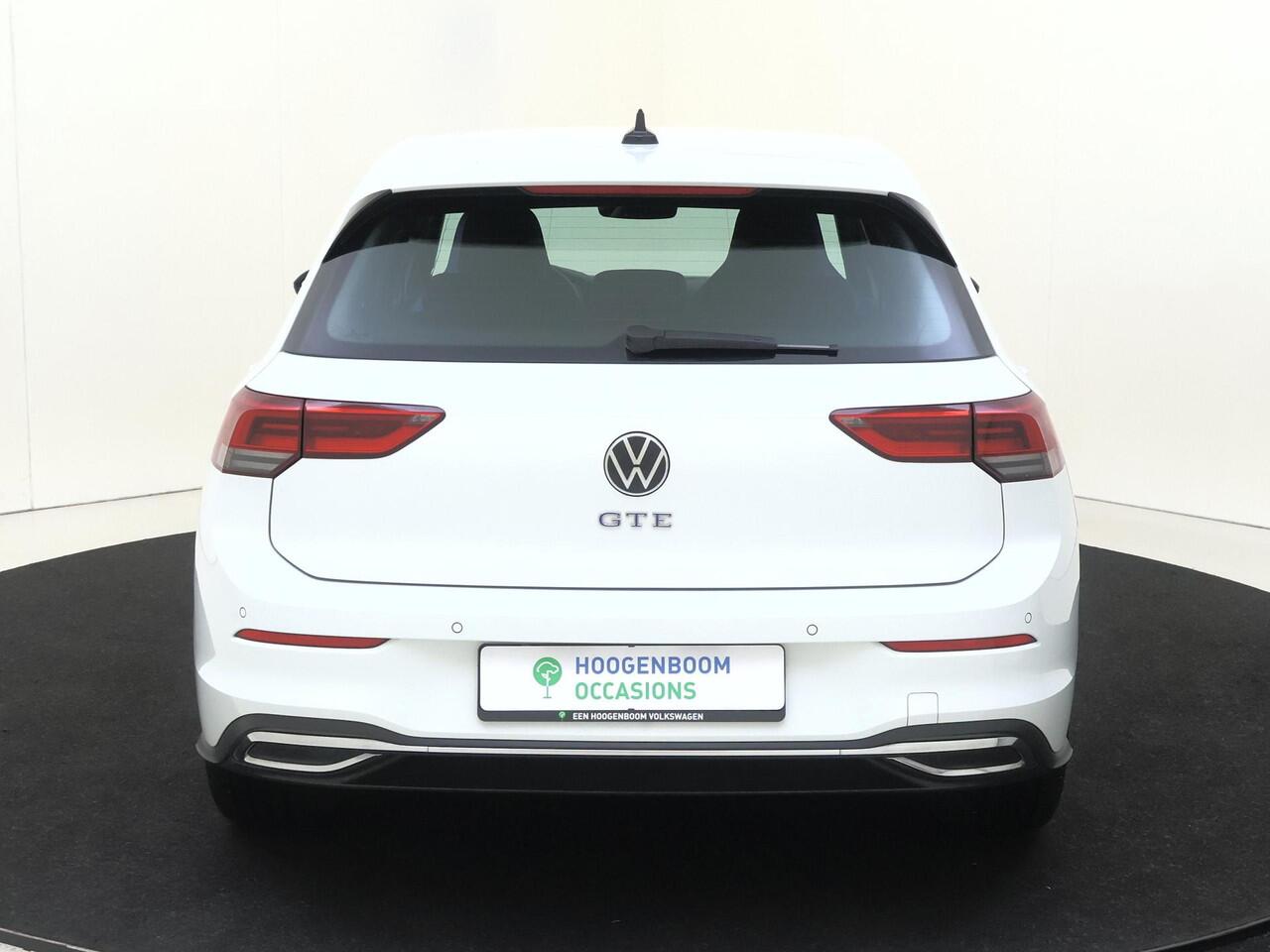 Volkswagen GOLF 1.4 eHybrid GTE | Head-up display | Parkeerassistent | Adaptieve cruise control | Dodehoek detectie | CarPlay | 3-zone airco | Parkeersensoren |