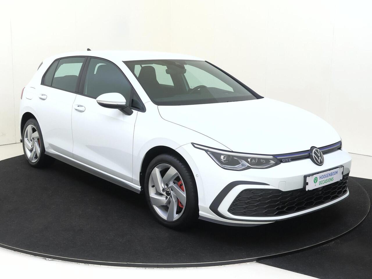 Volkswagen GOLF 1.4 eHybrid GTE | Head-up display | Parkeerassistent | Adaptieve cruise control | Dodehoek detectie | CarPlay | 3-zone airco | Parkeersensoren |