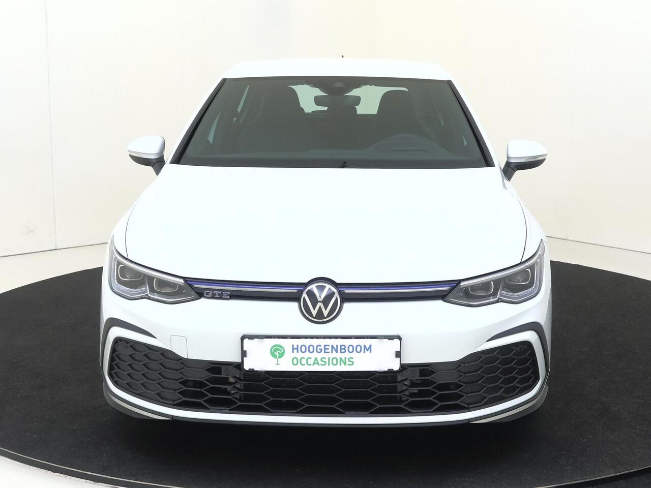 Volkswagen GOLF 1.4 eHybrid GTE | Head-up display | Parkeerassistent | Adaptieve cruise control | Dodehoek detectie | CarPlay | 3-zone airco | Parkeersensoren |