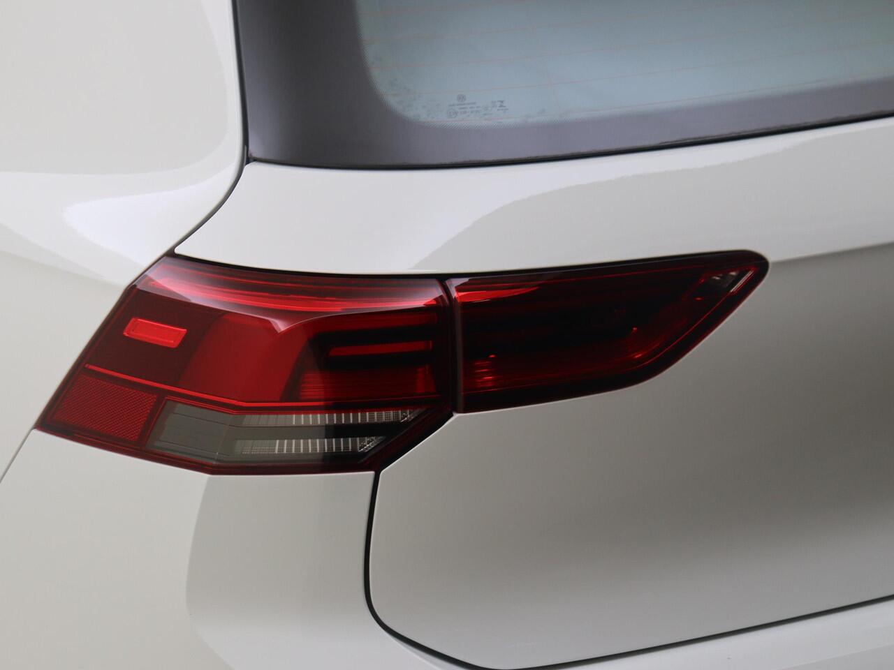 Volkswagen GOLF 1.4 eHybrid GTE | Head-up display | Parkeerassistent | Adaptieve cruise control | Dodehoek detectie | CarPlay | 3-zone airco | Parkeersensoren |