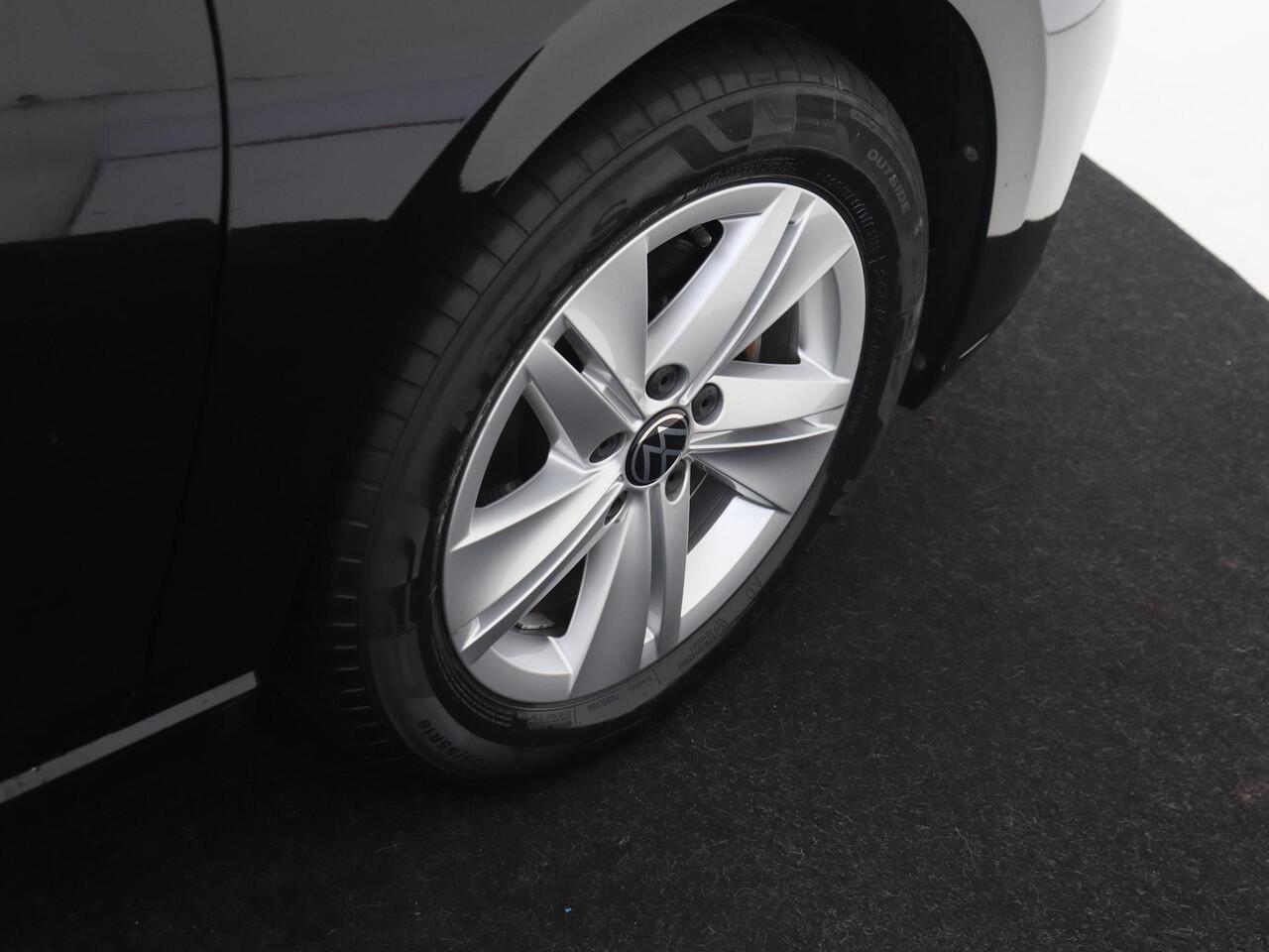 Volkswagen GOLF 1.0 TSI Life | Navigatie | Adaptieve cruise control | Parkeersensoren | Draadloze telefoonlader | CarPlay | Sfeerverlichting |