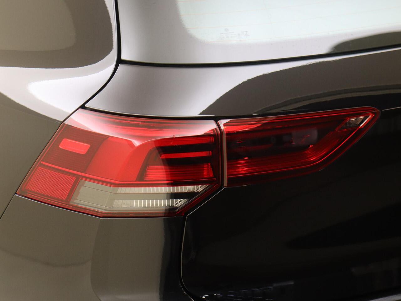 Volkswagen GOLF 1.0 TSI Life | Navigatie | Adaptieve cruise control | Parkeersensoren | Draadloze telefoonlader | CarPlay | Sfeerverlichting |