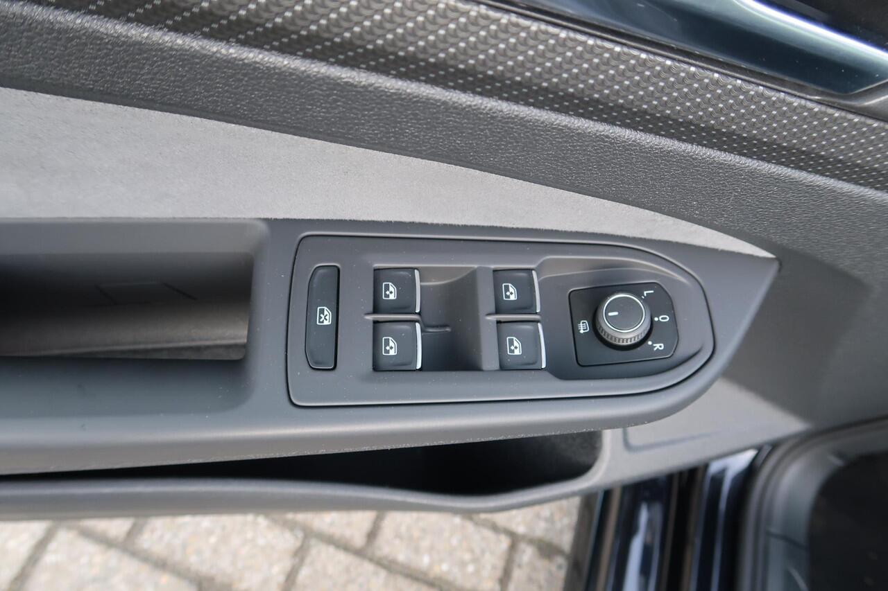 Volkswagen GOLF Variant 1.5 eTSI R-Line Business+ PANO TREKHAAK