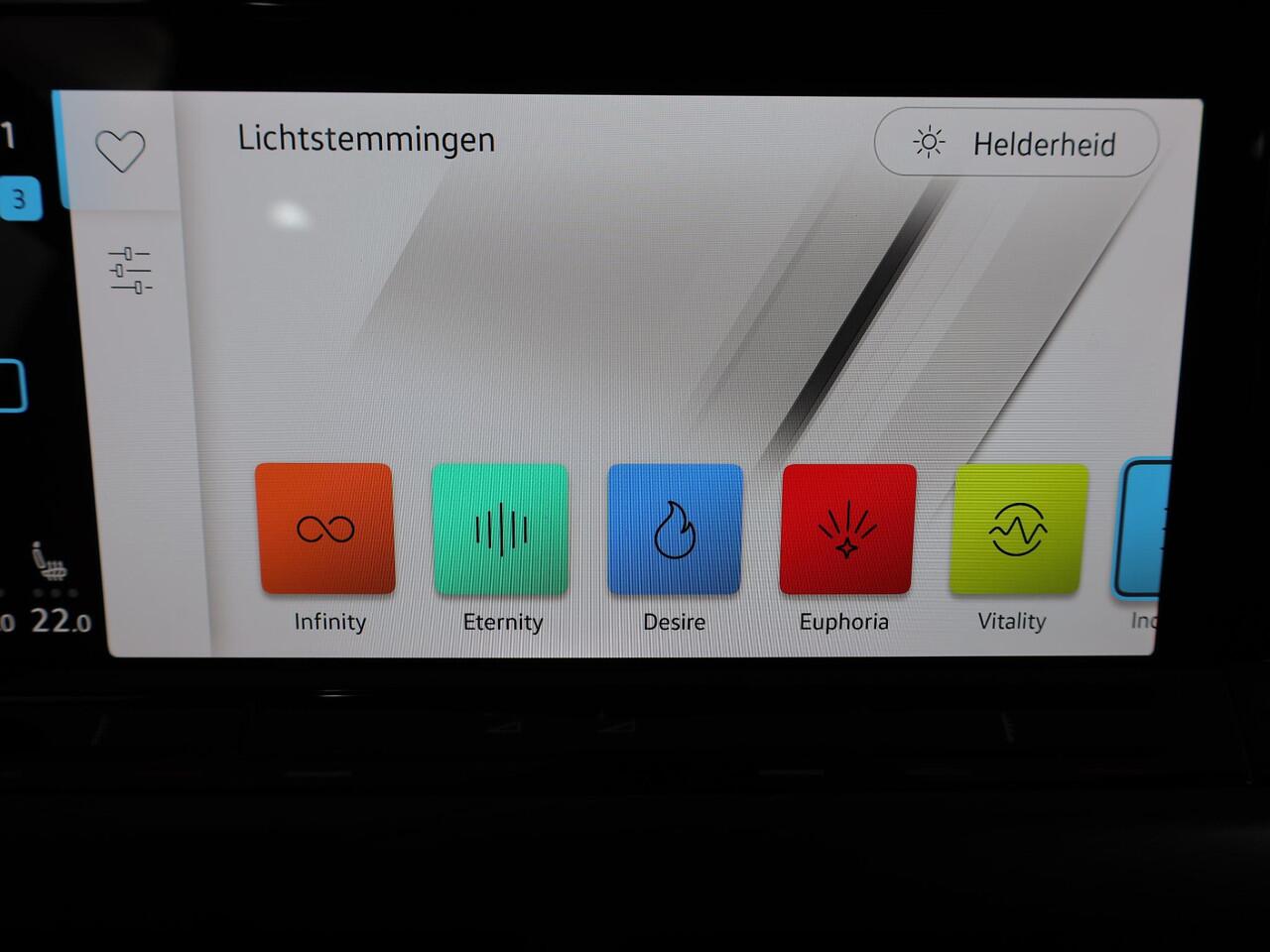 Volkswagen GOLF 1.5 eTSI Style 130 PK DSG (Automaat) | Navigatie | Stoel- en stuurverwarming | keyless entry | Parkeer camera | Standkachel |