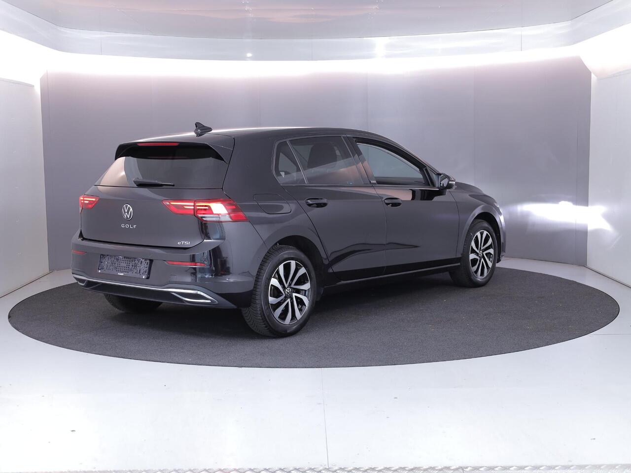 Volkswagen GOLF 1.0 eTSI Life Active 110 pk Automaat (DSG) | Navigatie | Parkeersensoren (Park assist) | Achteruitrijcamera | Stoelverwarming | Autom. airco (3 zones) |