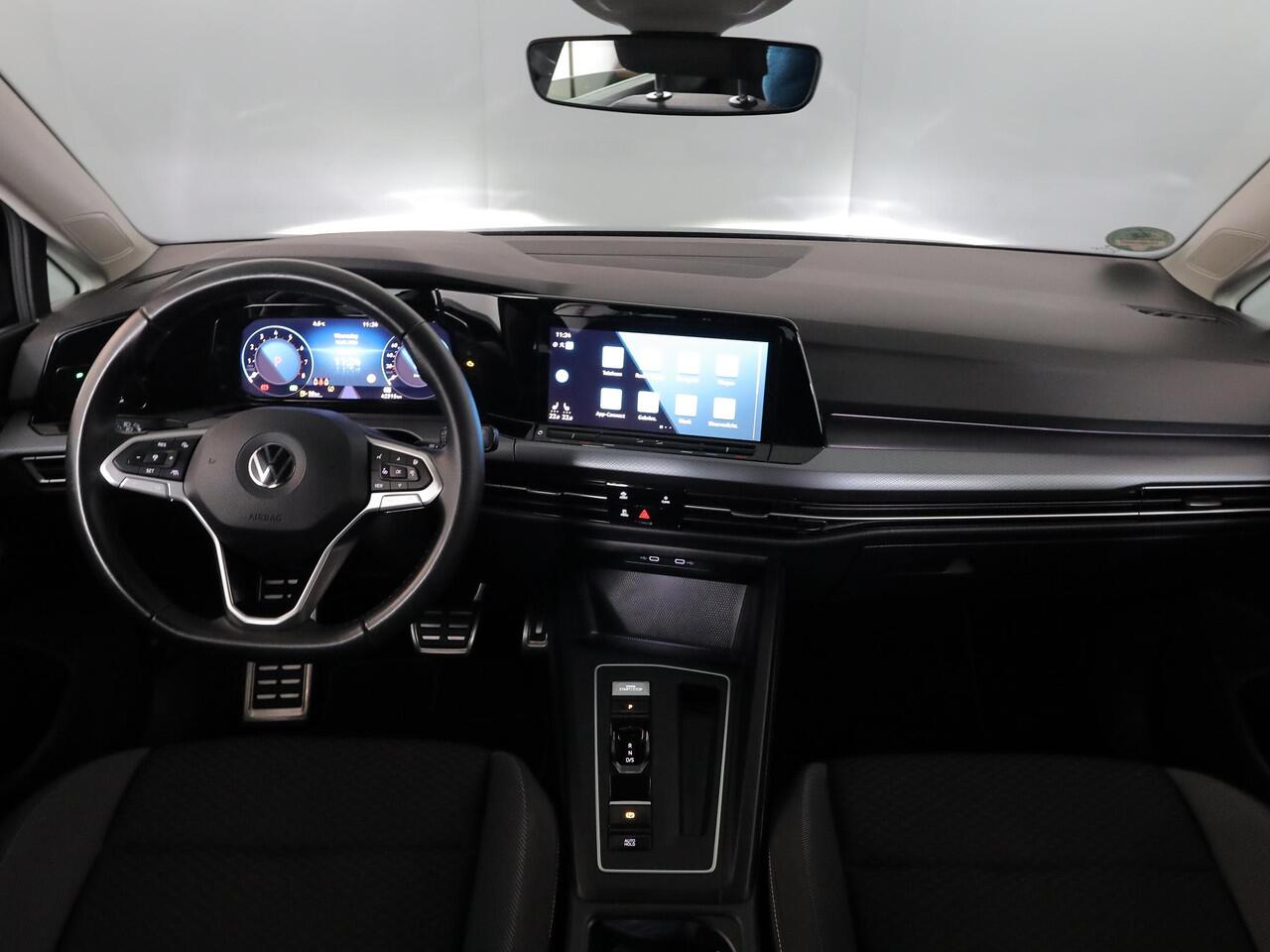 Volkswagen GOLF 1.0 eTSI Life Active 110 pk Automaat (DSG) | Navigatie | Parkeersensoren (Park assist) | Achteruitrijcamera | Stoelverwarming | Autom. airco (3 zones) |