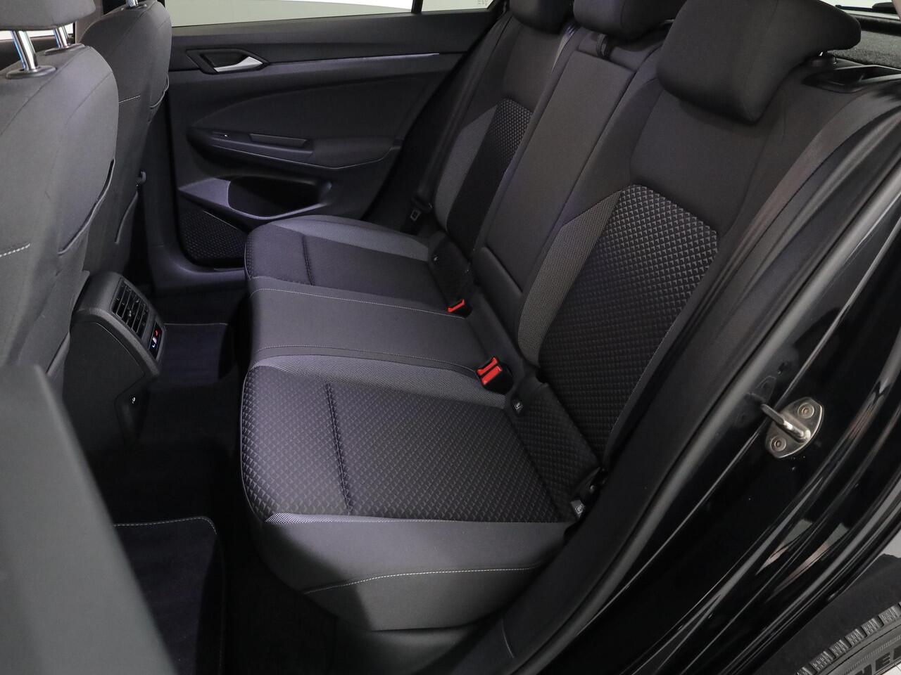 Volkswagen GOLF 1.0 eTSI Life Active 110 pk Automaat (DSG) | Navigatie | Parkeersensoren (Park assist) | Achteruitrijcamera | Stoelverwarming | Autom. airco (3 zones) |