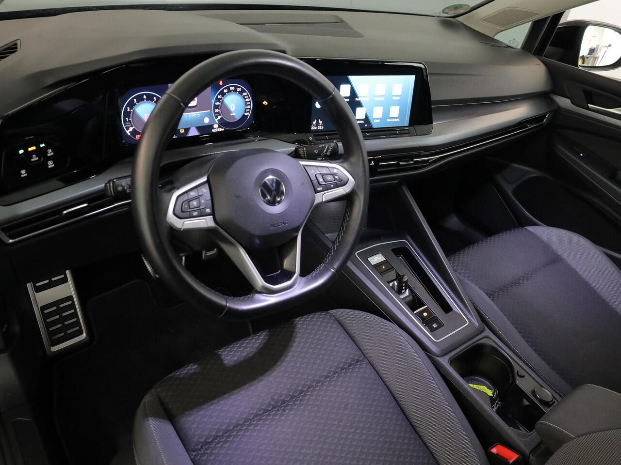 Volkswagen GOLF 1.0 eTSI Life Active 110 pk Automaat (DSG) | Navigatie | Parkeersensoren (Park assist) | Achteruitrijcamera | Stoelverwarming | Autom. airco (3 zones) |