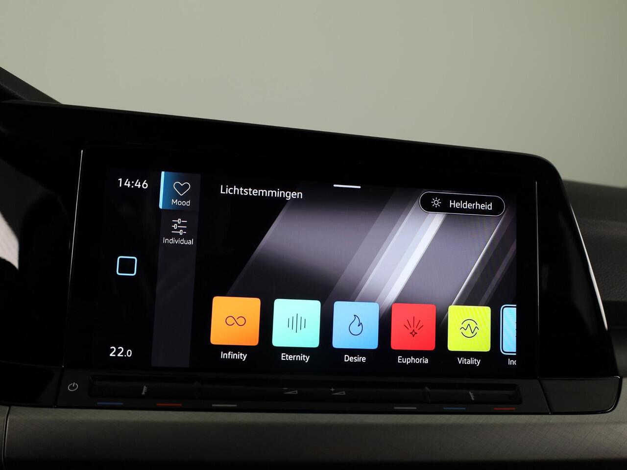 Volkswagen GOLF 1.0 TSI Life 110 pk | Navigatie | Parkeersensoren | Adaptieve cruise control | LED koplampen | Apple Carplay/Android Auto |