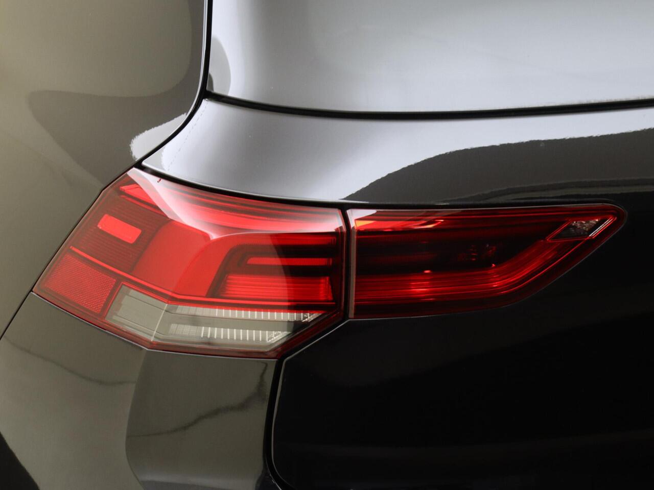 Volkswagen GOLF 1.4 eHybrid GTE | SoH 100% | Stoel- en stuurwielverwarming | Navigatie | Adaptieve cruise control | 3-zone airco | Sfeerverlichting | LED Plus verlichting | CarPlay |