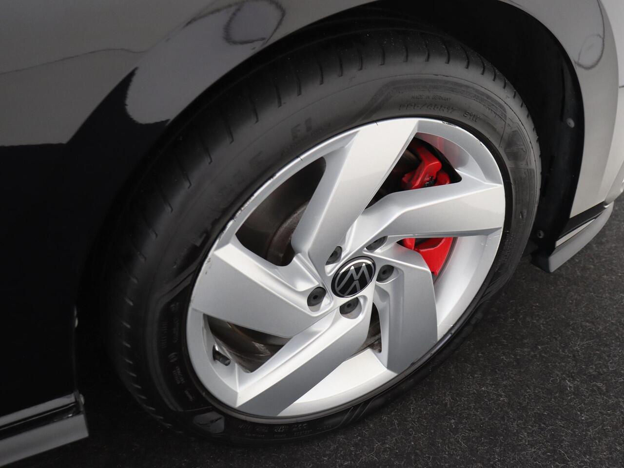 Volkswagen GOLF 1.4 eHybrid GTE | SoH 100% | Stoel- en stuurwielverwarming | Navigatie | Adaptieve cruise control | 3-zone airco | Sfeerverlichting | LED Plus verlichting | CarPlay |