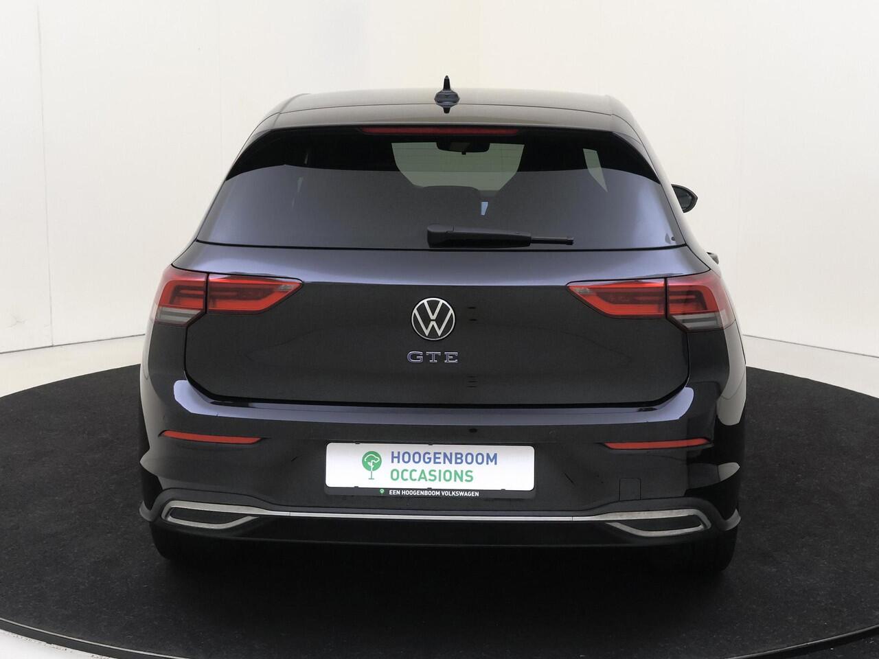 Volkswagen GOLF 1.4 eHybrid GTE | SoH 100% | Stoel- en stuurwielverwarming | Navigatie | Adaptieve cruise control | 3-zone airco | Sfeerverlichting | LED Plus verlichting | CarPlay |
