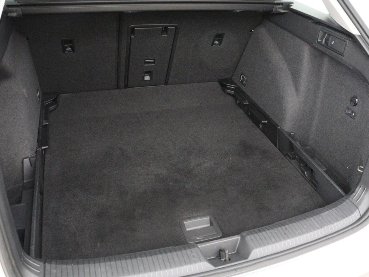 Volkswagen GOLF 1.0 TSI Life | Trekhaak | Camera | Adaptive cruise | Sfeerverlichting | Carplay | Navigatie | Parkeerhulp | Climate control | Bluetooth