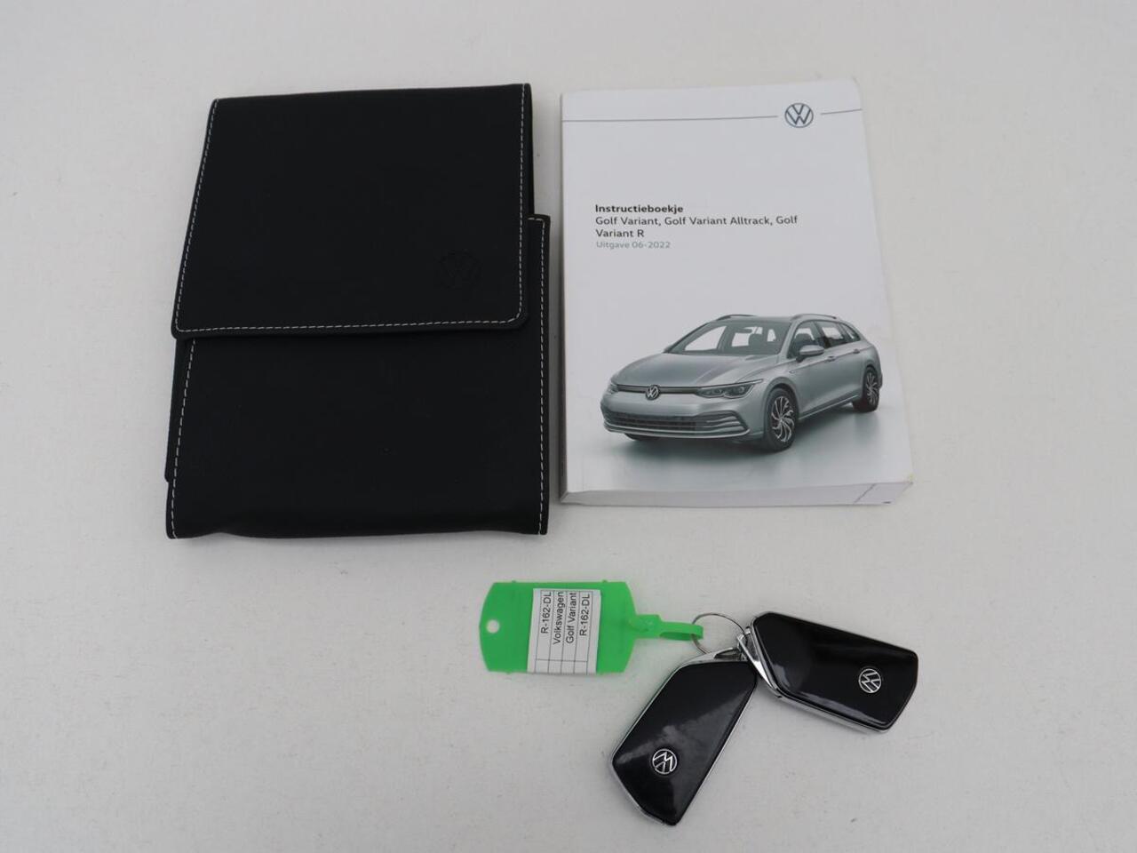 Volkswagen GOLF 1.0 TSI Life | Trekhaak | Camera | Adaptive cruise | Sfeerverlichting | Carplay | Navigatie | Parkeerhulp | Climate control | Bluetooth