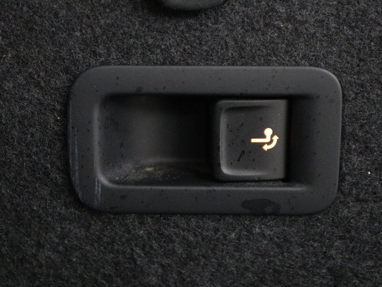 Volkswagen GOLF 1.0 TSI Life | Trekhaak | Camera | Adaptive cruise | Sfeerverlichting | Carplay | Navigatie | Parkeerhulp | Climate control | Bluetooth