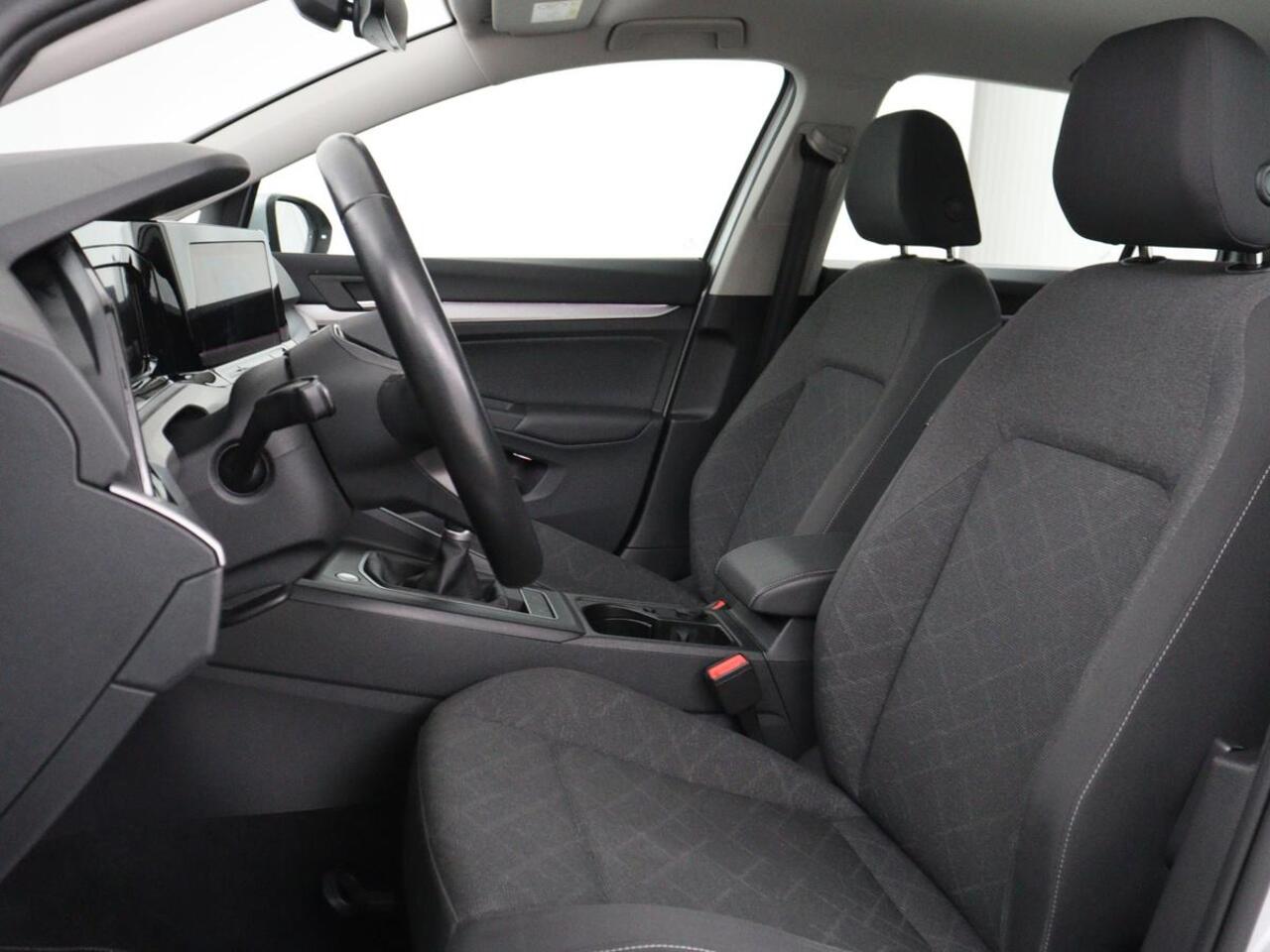 Volkswagen GOLF 1.0 TSI Life | Trekhaak | Camera | Adaptive cruise | Sfeerverlichting | Carplay | Navigatie | Parkeerhulp | Climate control | Bluetooth