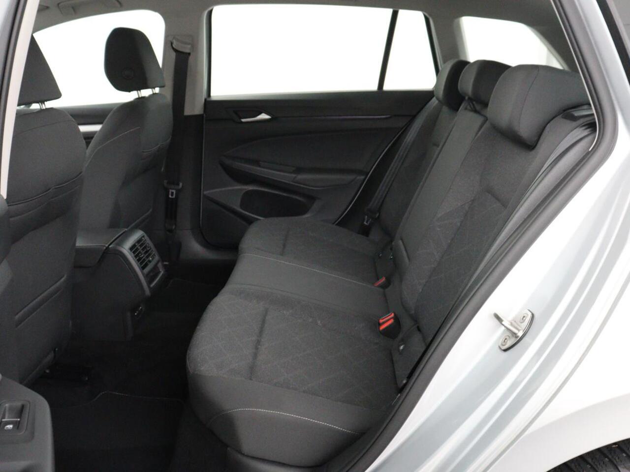 Volkswagen GOLF 1.0 TSI Life | Trekhaak | Camera | Adaptive cruise | Sfeerverlichting | Carplay | Navigatie | Parkeerhulp | Climate control | Bluetooth