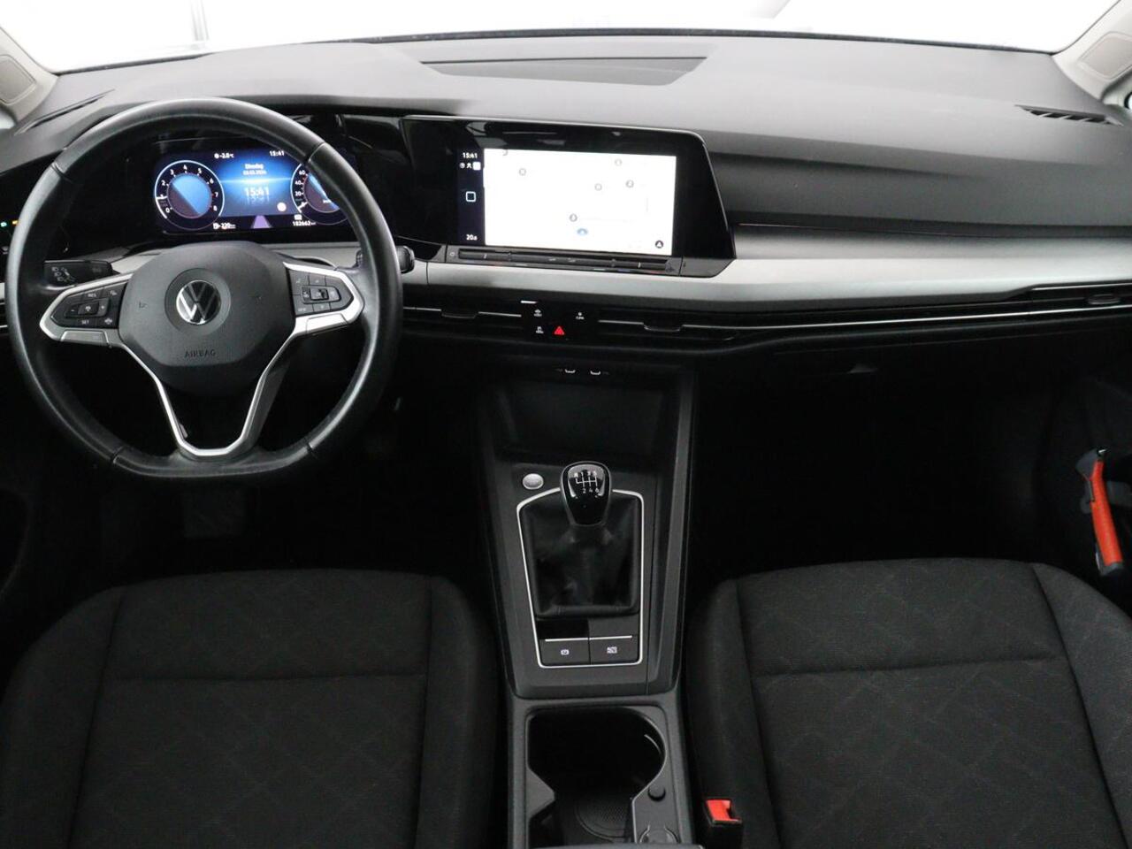 Volkswagen GOLF 1.0 TSI Life | Trekhaak | Camera | Adaptive cruise | Sfeerverlichting | Carplay | Navigatie | Parkeerhulp | Climate control | Bluetooth