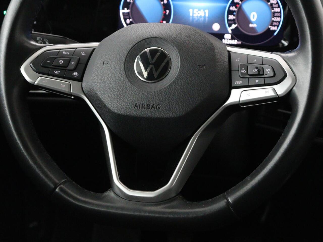 Volkswagen GOLF 1.0 TSI Life | Trekhaak | Camera | Adaptive cruise | Sfeerverlichting | Carplay | Navigatie | Parkeerhulp | Climate control | Bluetooth