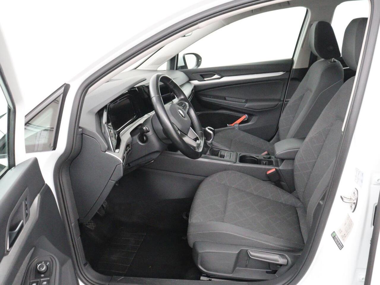 Volkswagen GOLF 1.0 TSI Life | Carplay | Sfeerverlichting | Adaptive cruise | Navigatie | Parkeerhulp | Climate control | Full LED | Bluetooth