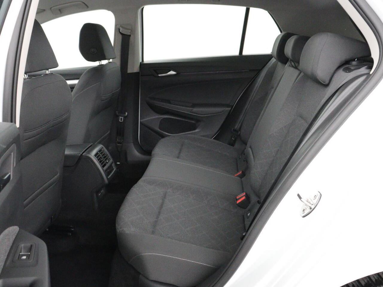 Volkswagen GOLF 1.0 TSI Life | Carplay | Sfeerverlichting | Adaptive cruise | Navigatie | Parkeerhulp | Climate control | Full LED | Bluetooth