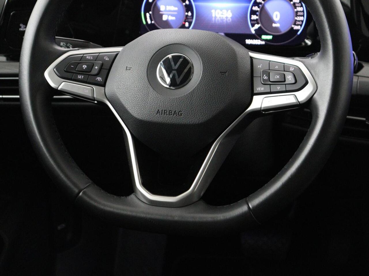 Volkswagen GOLF 1.4 eHybrid Style | Head-Up | Stoelverwarming | Trekhaak | Sfeerverlichting | Massage | Camera | Keyless | Matrix LED | Carplay | Adaptive cruise | Memory | Climate control | PHEV | Plug In