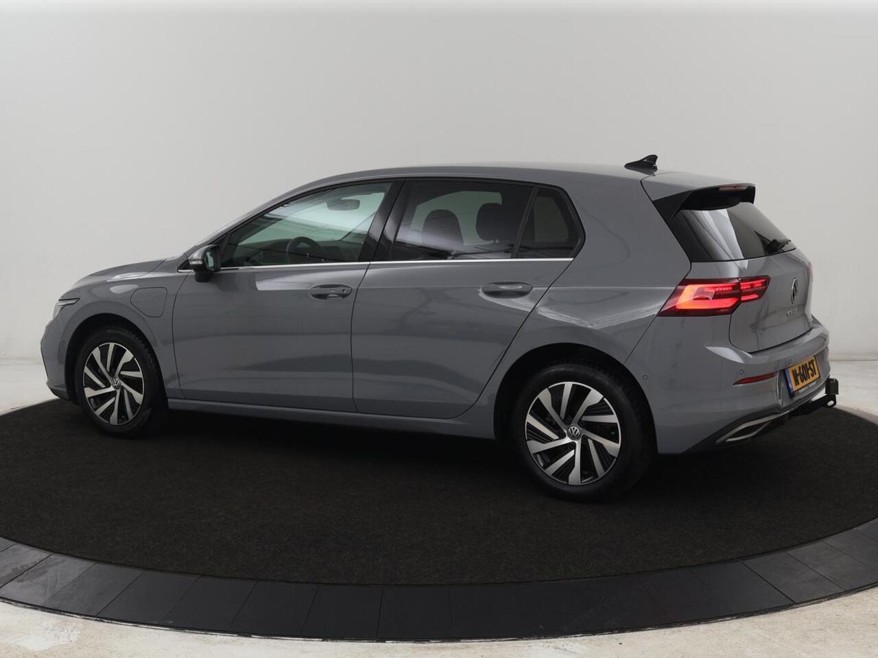 Volkswagen GOLF 1.4 eHybrid Style | Head-Up | Stoelverwarming | Trekhaak | Sfeerverlichting | Massage | Camera | Keyless | Matrix LED | Carplay | Adaptive cruise | Memory | Climate control | PHEV | Plug In