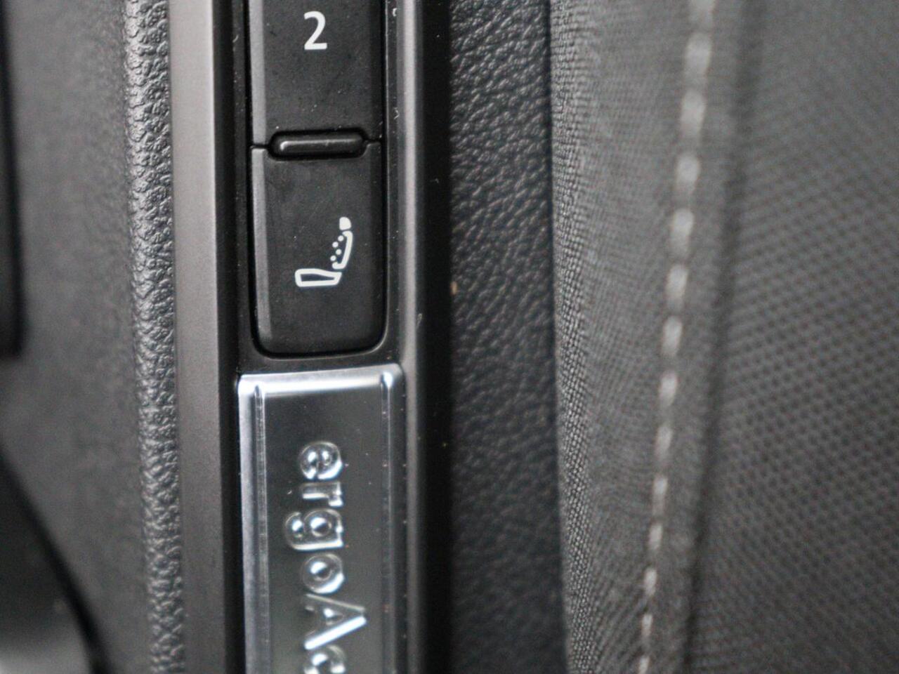 Volkswagen GOLF 1.4 eHybrid Style | Head-Up | Stoelverwarming | Trekhaak | Sfeerverlichting | Massage | Camera | Keyless | Matrix LED | Carplay | Adaptive cruise | Memory | Climate control | PHEV | Plug In