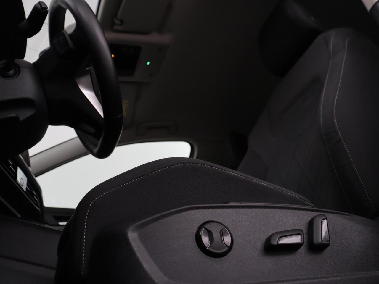 Volkswagen GOLF 1.4 eHybrid Style | Head-Up | Stoelverwarming | Trekhaak | Sfeerverlichting | Massage | Camera | Keyless | Matrix LED | Carplay | Adaptive cruise | Memory | Climate control | PHEV | Plug In