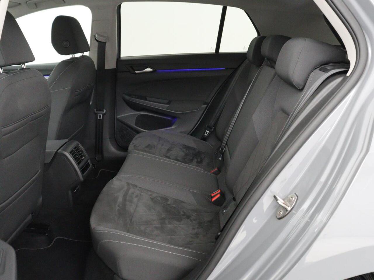 Volkswagen GOLF 1.4 eHybrid Style | Head-Up | Stoelverwarming | Trekhaak | Sfeerverlichting | Massage | Camera | Keyless | Matrix LED | Carplay | Adaptive cruise | Memory | Climate control | PHEV | Plug In