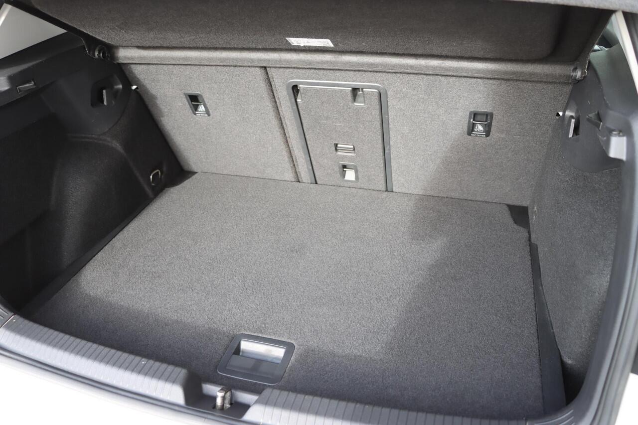 Volkswagen GOLF 1.5 TSI Life 130pk Stoelverwarming | Stuurverwarming | Carplay | IQ. Drive