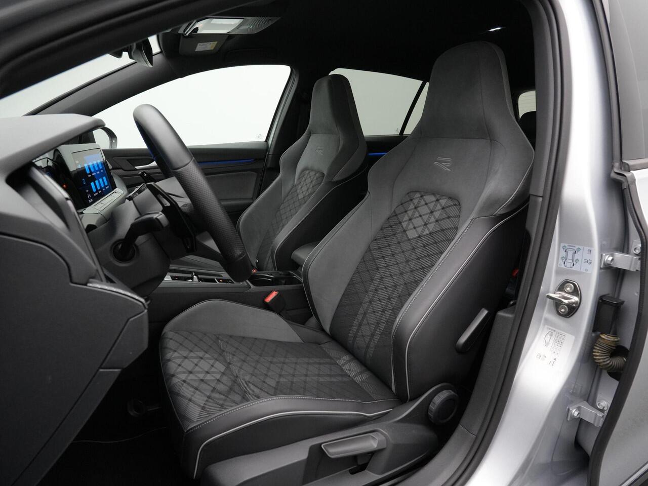 Volkswagen GOLF 1.5 eTSI 150 pk DSG R-Line Business+ | Stuur-/stoelverwarming | Achteruitrijcamera | Adaptive Cruise | Navigatie