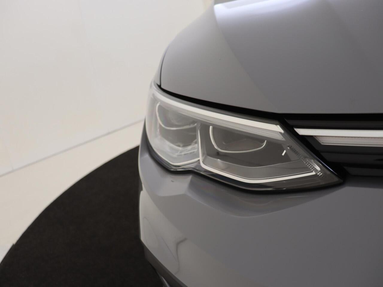 Volkswagen GOLF 1.4 eHybrid Style | SoH 91% | Trekhaak | Head-up display | Parkeerassistent | Adaptieve cruise control | Dodehoek detectie | Keyless | CarPlay | Stoel- en stuurwielverwarming |