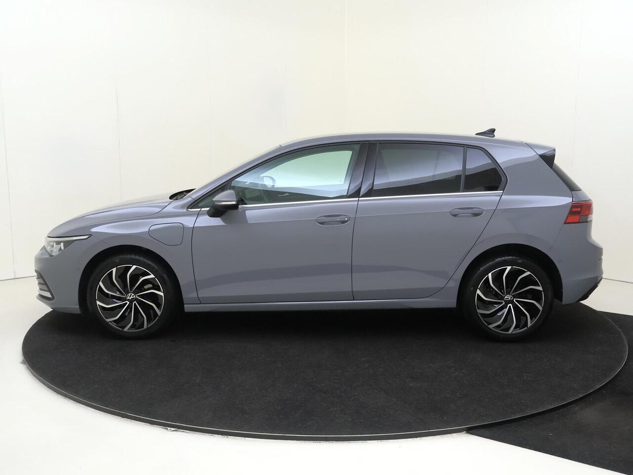 Volkswagen GOLF 1.4 eHybrid Style | SoH 91% | Trekhaak | Head-up display | Parkeerassistent | Adaptieve cruise control | Dodehoek detectie | Keyless | CarPlay | Stoel- en stuurwielverwarming |