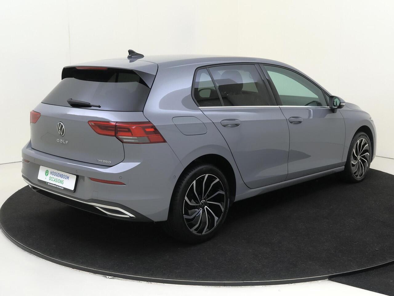 Volkswagen GOLF 1.4 eHybrid Style | SoH 91% | Trekhaak | Head-up display | Parkeerassistent | Adaptieve cruise control | Dodehoek detectie | Keyless | CarPlay | Stoel- en stuurwielverwarming |
