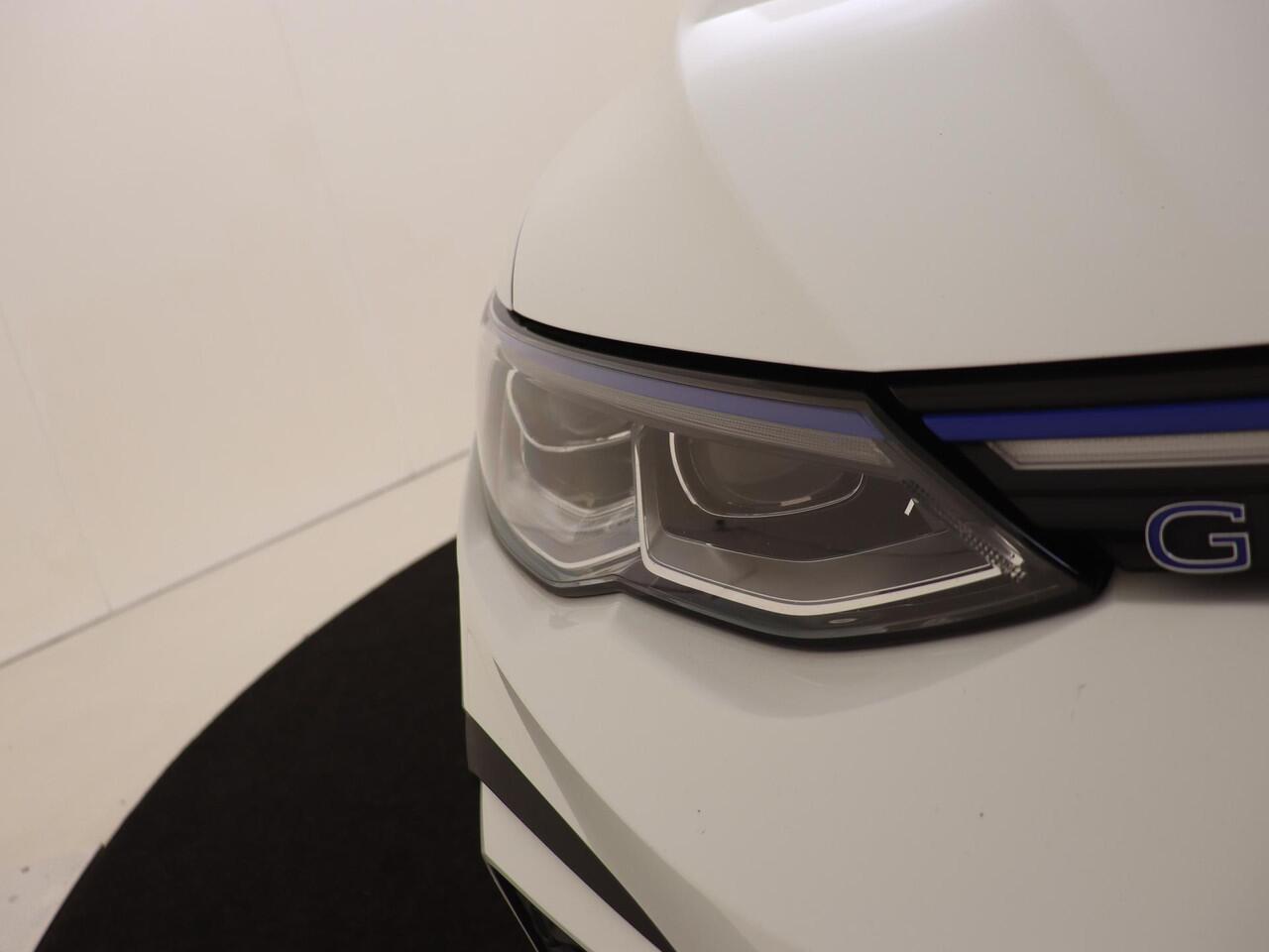 Volkswagen GOLF 1.4 eHybrid GTE | SoH 99% | Trekhaak | LED matrix verlichting | Dodehoek detectie | Adaptieve cruise control | Stoel- en stuurwielverwarming | Navigatie | CarPlay |