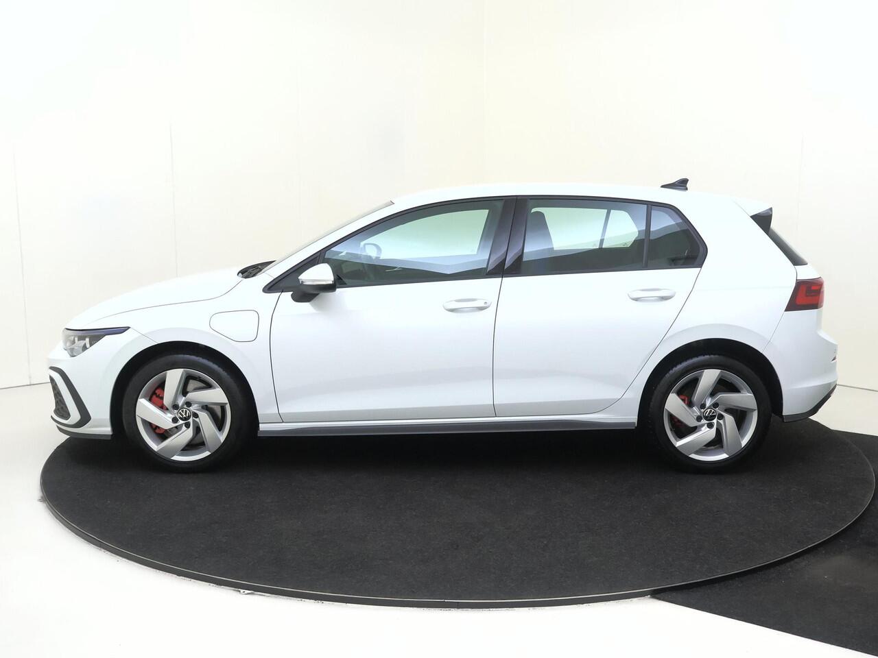 Volkswagen GOLF 1.4 eHybrid GTE | SoH 99% | Trekhaak | LED matrix verlichting | Dodehoek detectie | Adaptieve cruise control | Stoel- en stuurwielverwarming | Navigatie | CarPlay |